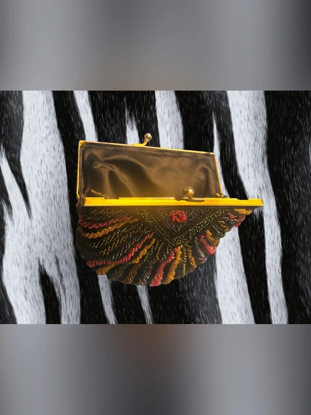 Pre-loved Vintage Beaded Shell Clutch